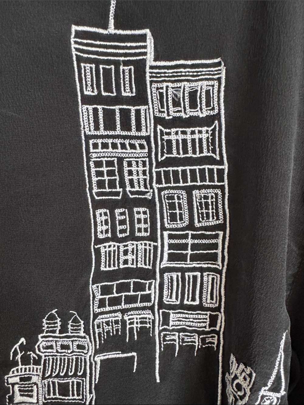 Vintage Black Silk Embroidered Cityscape Button Down Blouse Size 4 Oversized - Picture 9 of 12